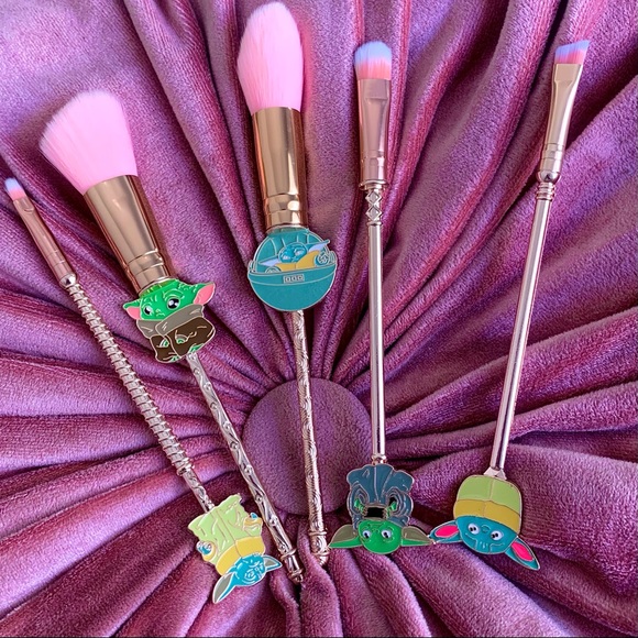 Baby Yoda Make up Brushes - Picture 1 of 4